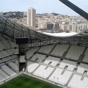 Intervention sur un des écran géant du stade Vélodrome à Marseille